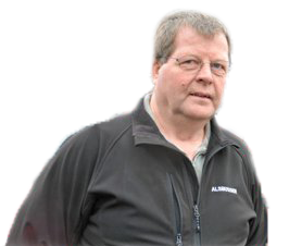 Mand iført sort jakke udendørs